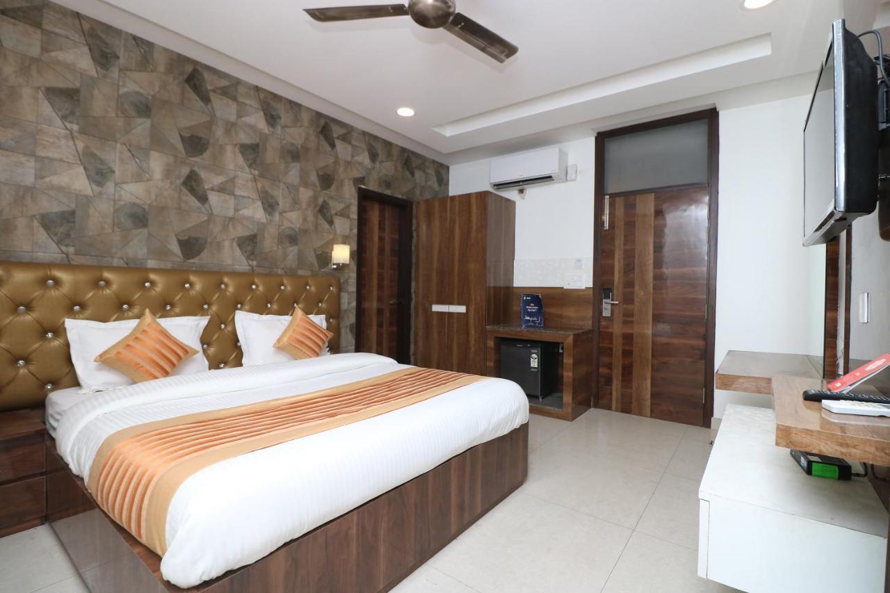 Oyo 9999 Hotel La Wisteria Delhi  Bagian luar foto