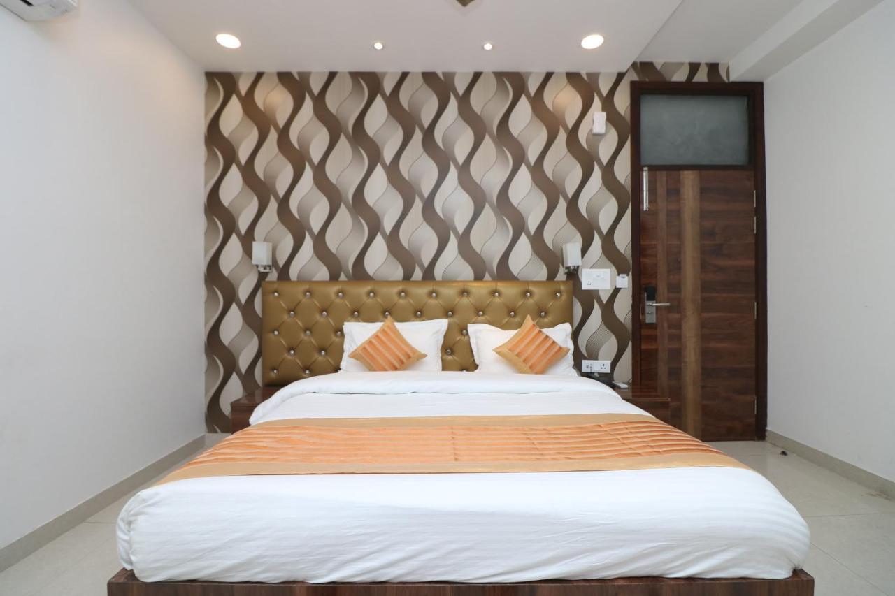 Oyo 9999 Hotel La Wisteria Delhi  Bagian luar foto
