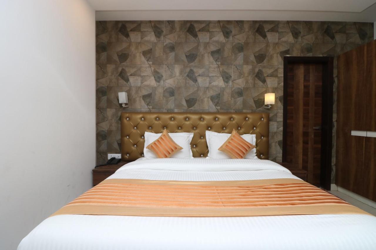 Oyo 9999 Hotel La Wisteria Delhi  Bagian luar foto