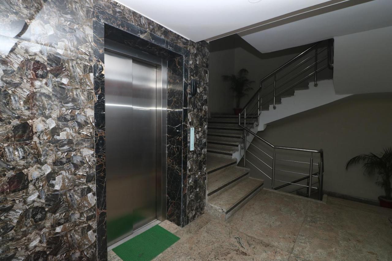 Oyo 9999 Hotel La Wisteria Delhi  Bagian luar foto
