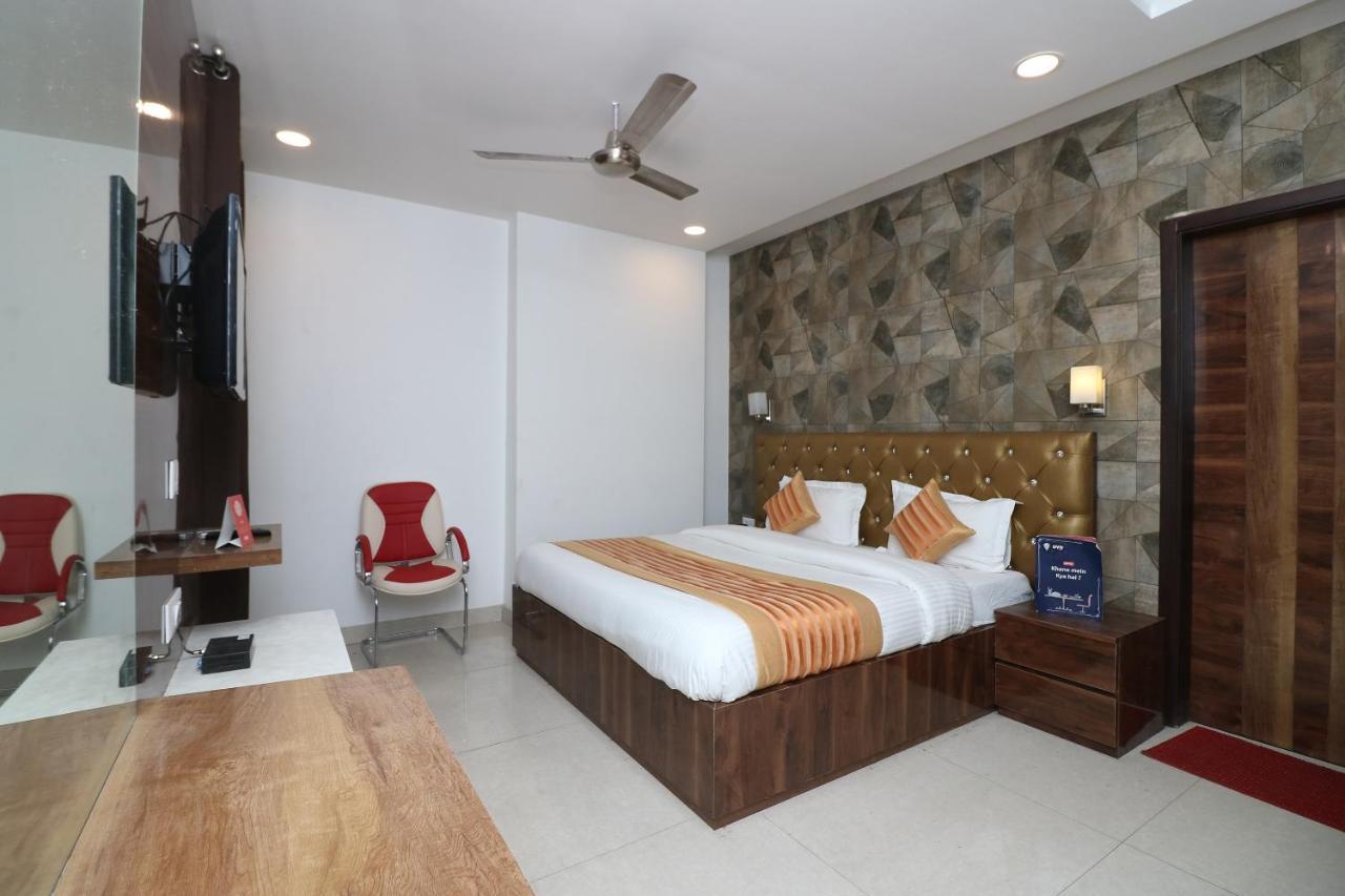Oyo 9999 Hotel La Wisteria Delhi  Bagian luar foto